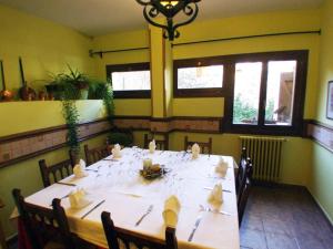 un comedor con una mesa grande en un restaurante en Tres Picos en Eriste