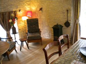 een woonkamer met een stoel en een tafel bij Au col de Cygne in Blanzac-lès-Matha