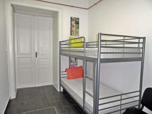 ブダペストにあるGozsdu Entertainment District Apartmentの二段ベッド2台とドアが備わる客室です。