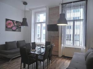 Posedenie v ubytovaní Gozsdu Entertainment District Apartment