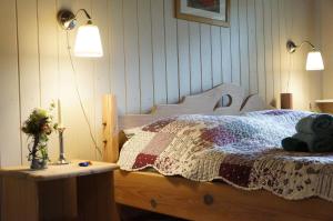een slaapkamer met een bed en twee verlichting op een tafel bij FH Drosselschmiede in Lütjenholm