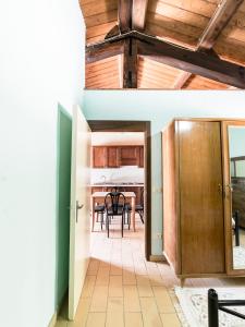 Monte San PietrangeliにあるAgriturismo Fonte Carellaの木製の天井のキッチン&ダイニングルーム