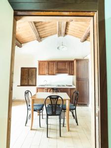 een keuken en eetkamer met een tafel en stoelen bij Agriturismo Fonte Carella in Monte San Pietrangeli