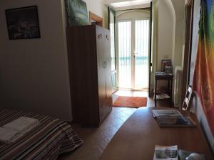 A television and/or entertainment centre at Etna Hiking B&B