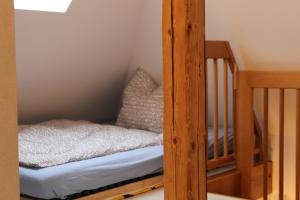 ein Etagenbett aus Holz mit einem Kinderbett in einem Zimmer in der Unterkunft Ferienwohnung Paula in Wernigerode