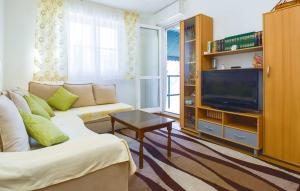 uma sala de estar com um sofá e uma televisão em Apartment Mešin em Split