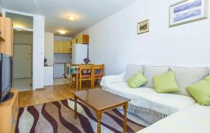 sala de estar con sofá blanco y mesa en Apartment Mešin en Split