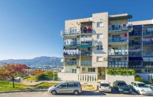 um edifício alto com carros estacionados num parque de estacionamento em Apartment Mešin em Split