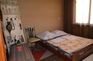 Un pat sau paturi într-o cameră la Farebný Penzión