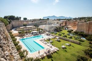 vista aerea di un resort con piscina di Cave Bianche Hotel a Favignana