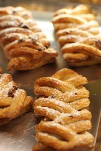 Un mucchio di pasticcini seduti sopra un tavolo di Ostia Antica Suite B&B a Ostia Antica