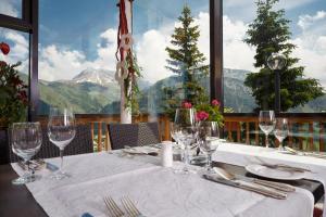 Hotel Burgwald - Ski In & Ski Outにあるレストランまたは飲食店