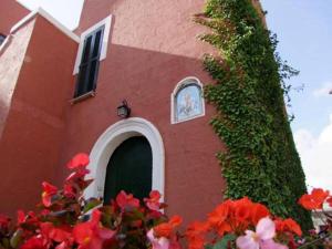 フランカヴィッラ・フォンターナにあるAgriturismo Tibitoneの赤い花の建物