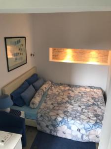 una piccola camera con letto e divano di APARTMENT L.A. a Tivat
