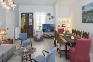 Ruang duduk di Athenian House in Plaka Villa by Athenian Homes