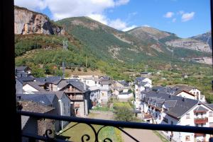 a view of a town with mountains in the background at Apartamento el Hogar Casa Cajal in Torla-Ordesa