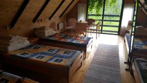 una camera con due letti e una sala da pranzo con tavolo di Sireli Hostel a Suureranna