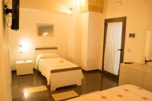 ein Hotelzimmer mit einem Bett und einem Bad in der Unterkunft B&B Stella Polare in Porto Cesareo