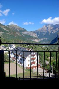 een balkon met uitzicht op de bergen bij Apartamento el Patio Casa Cajal in Torla