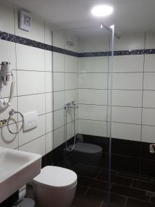 Koupelna v ubytování Hotel Gjirokastra