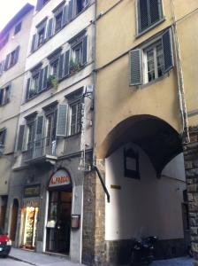 un edificio con un arco di fronte a un negozio di Leoni a Firenze