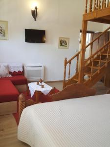 TV a/nebo společenská místnost v ubytování Hotel Gjirokastra