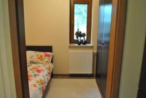 Pokój z oknem i łóżkiem w obiekcie Apartament WITA w mieście Niemcz