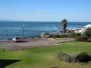 een auto geparkeerd op een parkeerplaats naast de oceaan bij King Fisher 6 in Mosselbaai