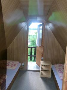 ルハチョヴィツェにあるchata Amálkaのベッド2台と窓が備わる小さな客室です。