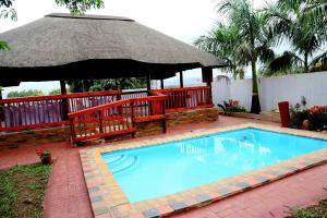 Sibasa的住宿－Masili Guesthouse & Conference，一个带凉亭的游泳池和一个游泳池,