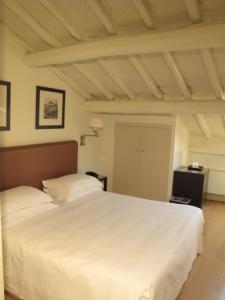 
A bed or beds in a room at Hotel Albergo Santa Chiara

