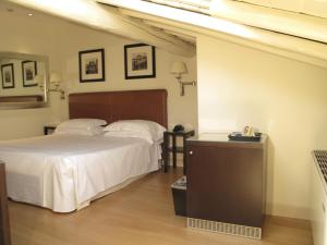 A bed or beds in a room at Hotel Albergo Santa Chiara