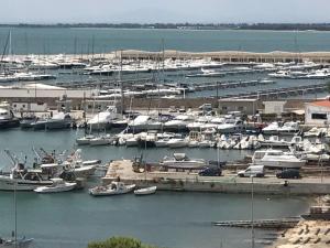 un groupe de bateaux amarrés dans un port dans l'établissement B&B Piazza Marconi, à Manfredonia