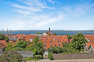 vista su una città con edifici e acqua di Ferielejligheder i centrum af smukke Ebeltoft a Ebeltoft