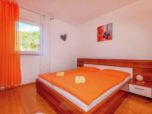 1 dormitorio con 1 cama con 2 toallas en Tasteful Apartment in Dramalj with Swimming Pool, en Dramalj
