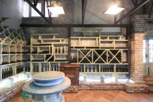 una cantina con una parete di bottiglie di vino di Chateau Bruale a Tkhilistskaro