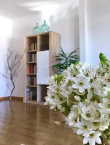un ramo de flores blancas en la sala de estar en Casa do O, en Ponta Delgada