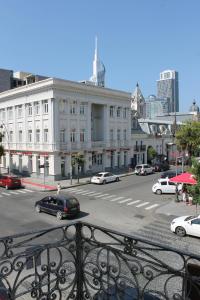 una vista di una strada cittadina con auto ed edifici di Hostel in Batumi a Batumi