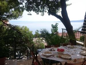 a table with a view of the ocean at Delightfully decorated apartment with a sea view 5 minutes to the beach in Brela