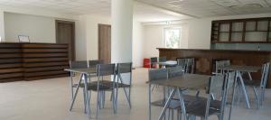 une chambre avec des tables et des chaises dans un bâtiment dans l'établissement Sani Kasimis, à Kyparissia