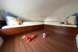 zwei ausgestopfte Tiere auf dem Boden eines Schlafzimmers in der Unterkunft "Rügen" in Wiek auf Rügen 