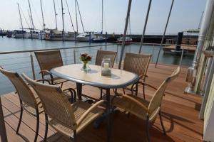 einen Tisch und Stühle auf dem Deck eines Bootes in der Unterkunft "Rügen" in Wiek auf Rügen 