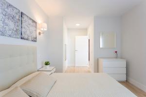 Łóżko lub łóżka w pokoju w obiekcie weforyou Two Rooms Terramar Alto with Sea View