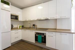 Kuchnia lub aneks kuchenny w obiekcie weforyou Two Rooms Terramar Alto with Sea View