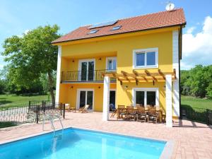 een villa met een zwembad en een huis bij Luxurious Villa in Tijarica with a Private Pool in Pocrnja