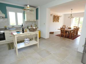 Η κουζίνα ή μικρή κουζίνα στο Villa in Tijarica with Private Pool