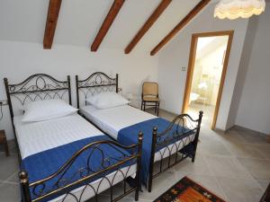 Ένα ή περισσότερα κρεβάτια σε δωμάτιο στο Villa in Tijarica with Private Pool +32 φωτογραφίες