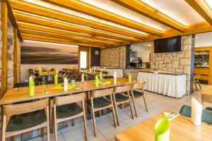 una sala da pranzo con tavoli e sedie in legno di Hotel Kraví Hora a Bořetice
