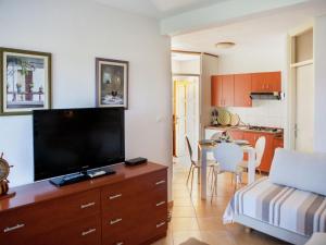 Fotografie z fotogalerie ubytování Charming Apartment in Okrug Donji near Sea v destinaci Okrug Donji