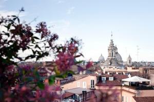 uma vista para uma cidade com uma torre de relógio em Hotel Albergo Santa Chiara em Roma